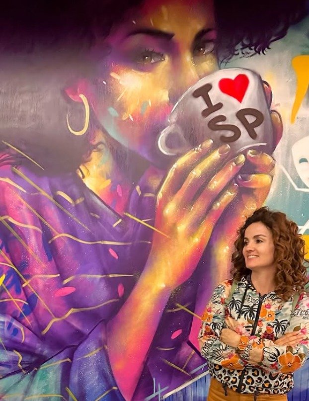 Michelly Correa em momento lifestyle na cidade